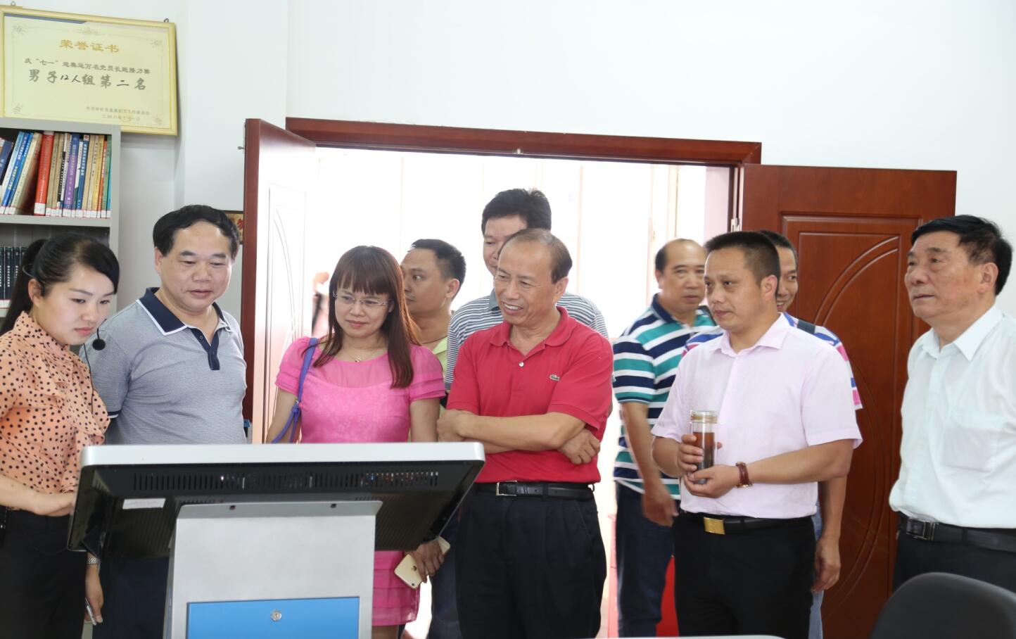 2015年5月，海口市委統(tǒng)戰(zhàn)部副部長、工商聯(lián)黨組書記李小平一行調(diào)研兼職副主席李建煒單位的黨建工作.jpg